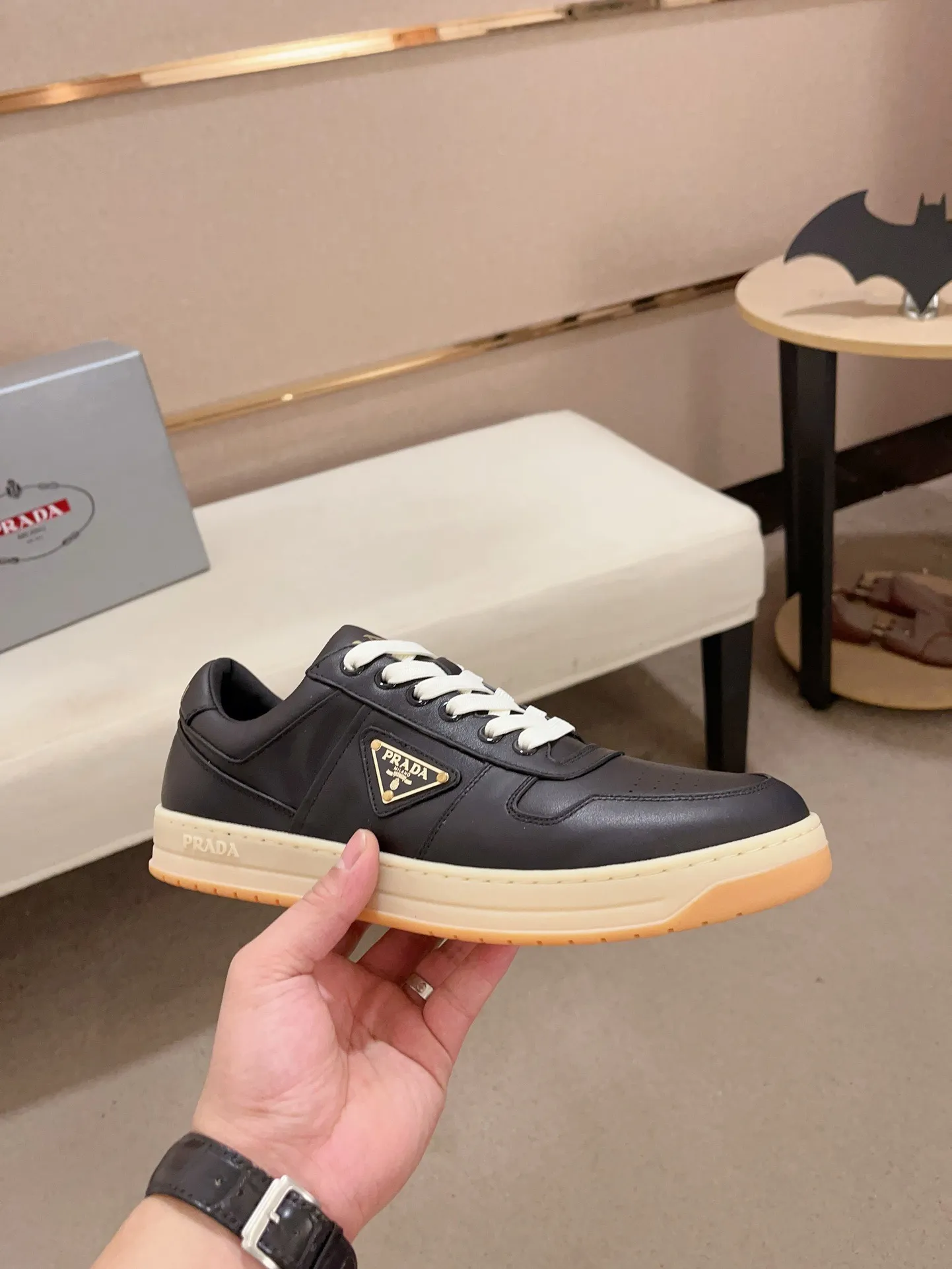 Factory price 540💰 ✔️✔️✔️High version High-quality new PRADA counters are available simultaneously, new men's shoes, 😘Material: Made of patent cowhide with breathable mesh. Inside: cowhide with breathable mesh 👍🏿 high-end ☄️ open-molded non-slip rubber outsole, exquisite lines, simple and elegant, comfortable and high-end for leisure travel. Code number: 38 to 44 (45 can be customized and 46 cannot be returned or exchanged)